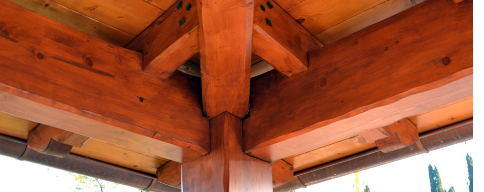 Particolari incastri del'angolo tra legno e legno per aumentare la stabilità.